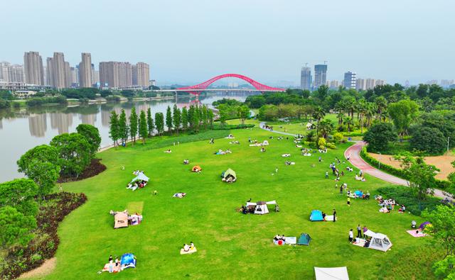 春风吹热“露营＋”